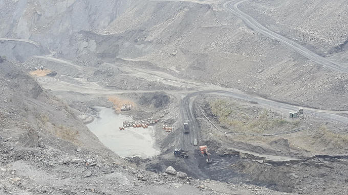 Một trong những hoạt động khai thác than lộ thiên tại vỉa 14 thuộc công ty than Dương Huy.