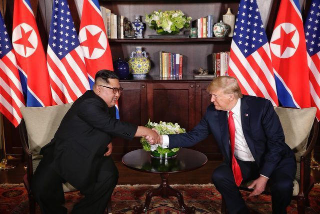 Ông Trump và ông Kim bắt tay nhau tại cuộc gặp thượng đỉnh ở Singapore (Ảnh: Reuters)