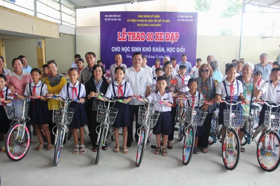 Lãnh đạo thị trấn Sông Đốc (huyện Trần Văn Thời) cùng nhóm cô, chú học sinh miền Nam tại TP. Hồ Chí Minh trao tặng 30 chiếc xe đạp cho các em học sinh nghèo, cận nghèo, có hoàn cảnh khó khăn.