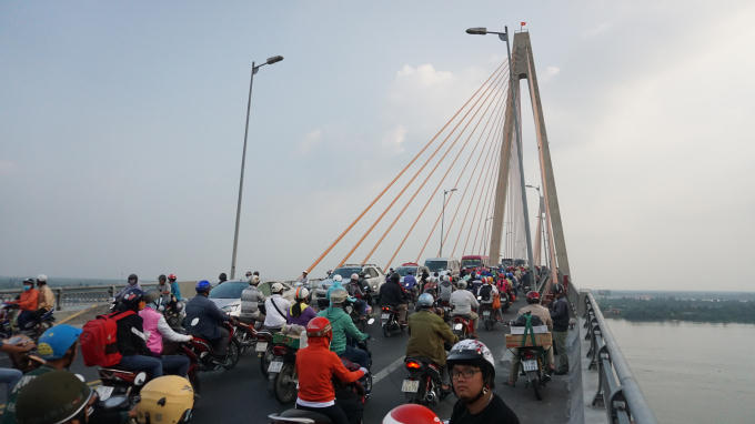 Cầu Rạch Miễu “thất thủ” cả 2 chiều.