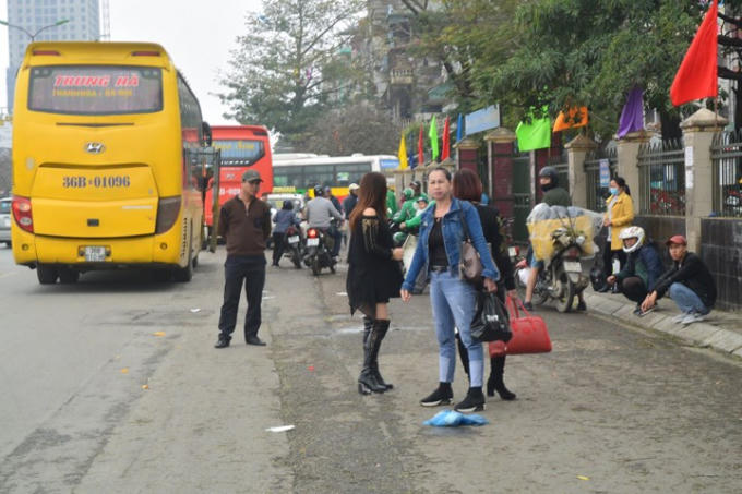 Khu vực ngoài bến xe Giáp Bát cũng tấp nập người dân ùn ùn từ các tỉnh đổ về.