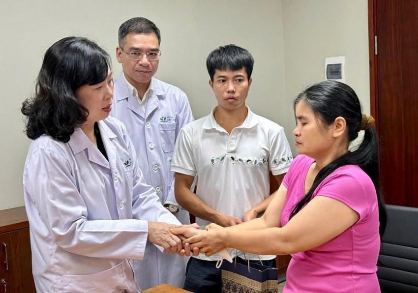 Bộ trưởng Y tế Đào Hồng Lan chia sẻ với lo lắng của gia đình bệnh nhi.