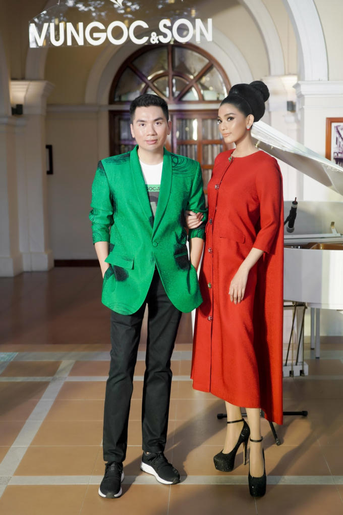 Trương Thị May diện đầm đỏ rực, diễn vedette show thời trang