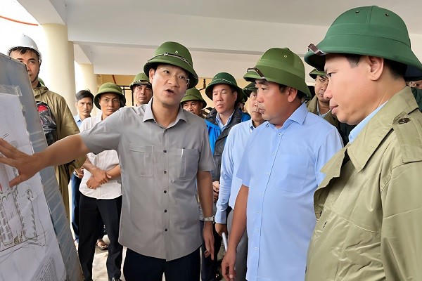 Phó Chủ tịch UBND tỉnh Ninh Bình, ông Trần Anh Dũng báo cáo phương án bảo vệ đê, kè biển Cồn Tròn, Hải Thịnh III với Quyền Bộ trưởng Bộ Nông nghiệp và Môi trường.