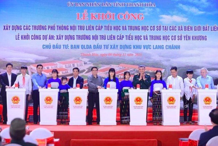 Thủ tướng Chính phủ Phạm Minh Chính cùng các đại biểu và các em học sinh thực hiện nghi thức khởi công.