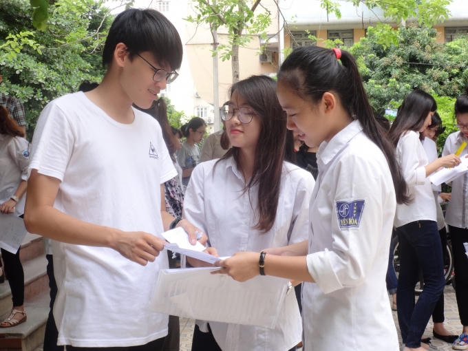 Đã hoàn thành bài thi khá thuận lợi, các em tranh thủ trao đổi đáp án để "yên tâm" rằng bài làm của mình không có sai sót.