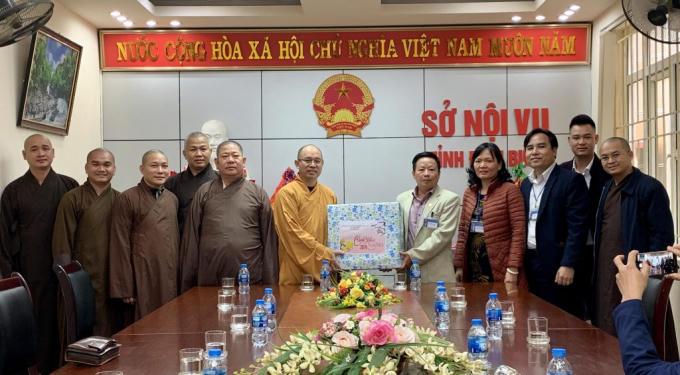 Ông Lê Hữu Khang Giám đốc Sở Nội Vụ Tỉnh tiếp đón đoàn