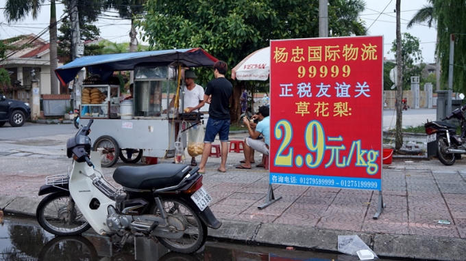 Ngay cả quầy bán bánh mỳ nằm trên hè phố trung tâm xã Phù Khê cũng trưng biển hiệu toàn chữ tiếng Trung.