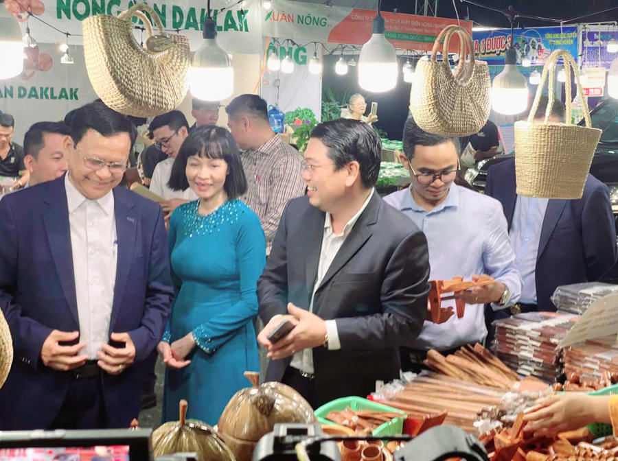 Đại biểu tham quan các gian hàng tại Hội chợ Thương mại OCOP Biên giới Việt Nam – Campuchia tại An Giang.