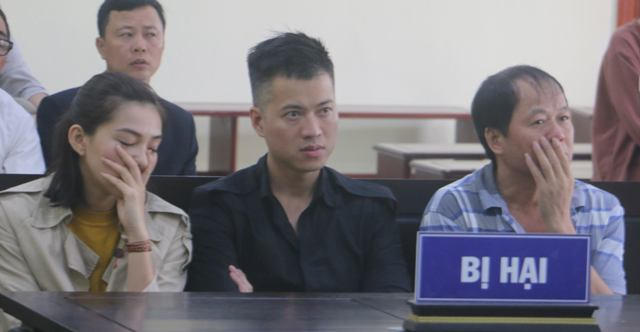 Lưu Đê Ly (bên trái) xuất hiện tại tòa.
