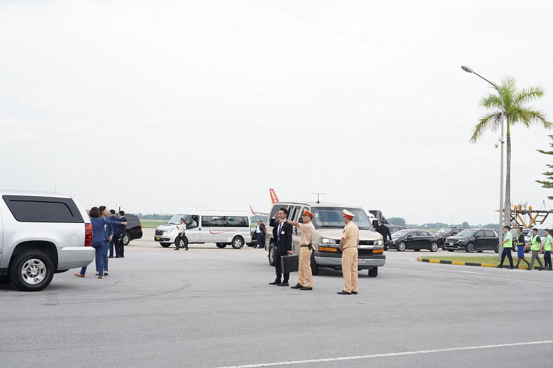 Đồng thời, hướng dẫn nhân viên an ninh, đoàn bảo vệ Tổng thống di chuyển đúng vị trí. Ảnh Công an Hà Nội