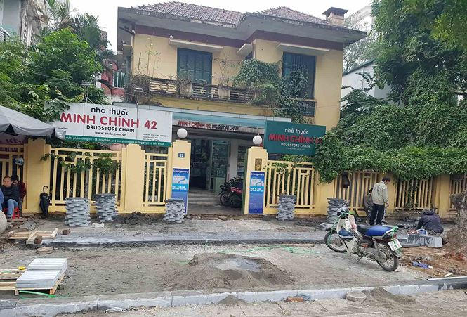 Vỉa hè phố Quang Trung được đào bới lên để "thay áo mới" đá tự nhiên. Ảnh: Tiền Phong