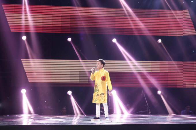 Cậu bé “búi tóc” Quốc Thái hát tiếng Anh khiến 4 HLV “lao” lên sân khấu tranh giành