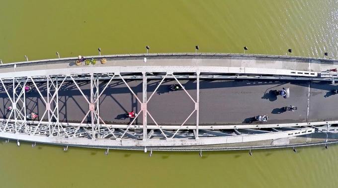 Cầu Tràng Tiền bắc ngang dòng Hương Giang thơ mộng