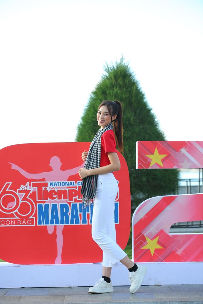 Lần đầu tiên đến với Côn Đảo, Hoa hậu Đỗ Thị Hà đặc biệt ấn tượng cảnh sắc và con người nơi đây. “Hà nghĩ rằng đây sẽ là cung đường chạy đẹp như mơ giữa hòn đảo quyến rũ nhất hành tinh. Hi vọng giải đấu sẽ thành công rực rỡ và sẽ là kỉ niệm thật đẹp với các vận động viên”- Hoa hậu Đỗ Thị Hà nhấn mạnh.