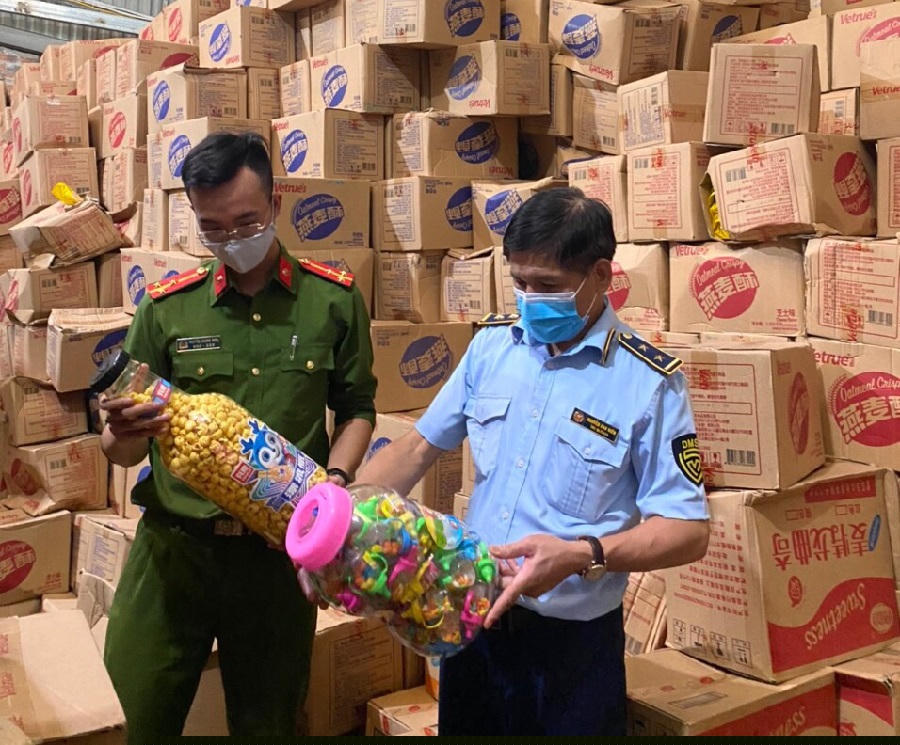 Một số lượng lớn bánh kẹo không rõ nguồn gốc xuất xứ, không kiểm định được chất lượng sản phẩm bị lực lượng chức năng phát hiện