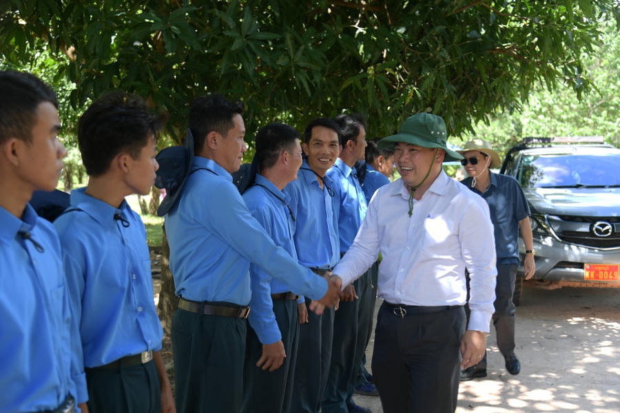 Ông Lê Trung Hồ - Phó Chủ tịch UBND tỉnh, Trưởng Ban Chuyên trách tỉnh Kiên Giang đến thăm cán bộ, chiến sĩ Đội K92 đang thực hiện nhiệm vụ trên địa bàn tỉnh Koh Kong