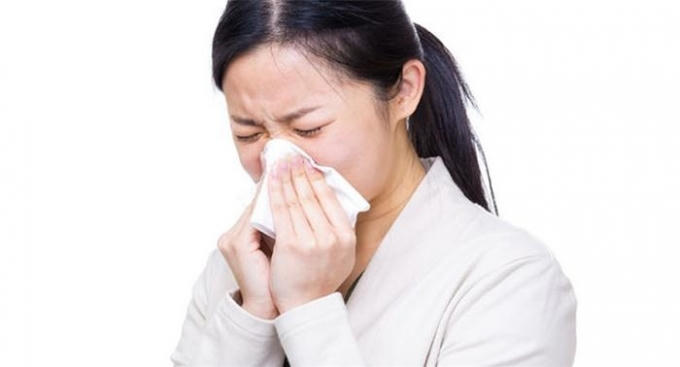 Sau khi đi mưa, bạn cần làm sạch và lau khô người tránh bị cảm lạnh. Ảnh: minh họa