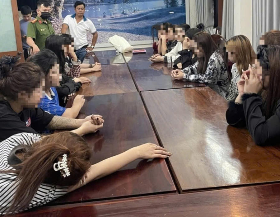 Bước đầu công an làm rõ có ít nhất 7 nữ nhân viên từng bán dâm cho khách. Ảnh: Cao Nguyên