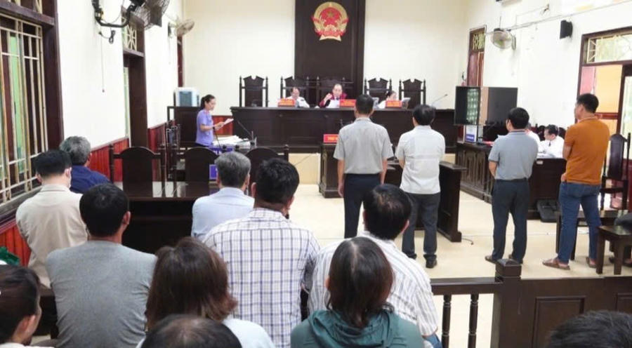 Quang cảnh phiên tòa xét xử sơ thẩm các bị cáo thuộc Trung tâm Đăng kiểm xe cơ giới 77-04D. (Ảnh: H.P)