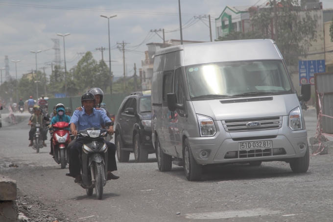 Tuy nhiên, trong quá trình thi công khiến mặt đường quá cao nên biến nhà dân thành hầm, hang, nhiều căn nhà thấp hơn tới 2m so với mặt đường. Bị người dân phản ánh bức xúc, Trung tâm Chống ngập TPHCM đã quyết định tạm dừng dự án này để có hướng nghiên cứu, điều chỉnh phương án hợp lý hơn.