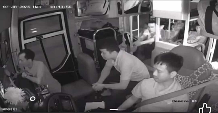Nam hành khách dùng lời lẽ khiếm nhã, thô tục đối với tài xế - Ảnh cắt từ clip.