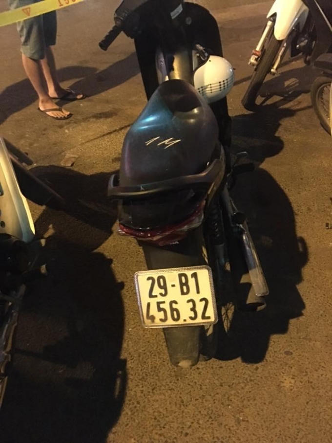 Phương tiện của nam thanh niên xăm trổ có dấu hiệu nghi vấn bị tổ công tác dừng xe kiểm tra.