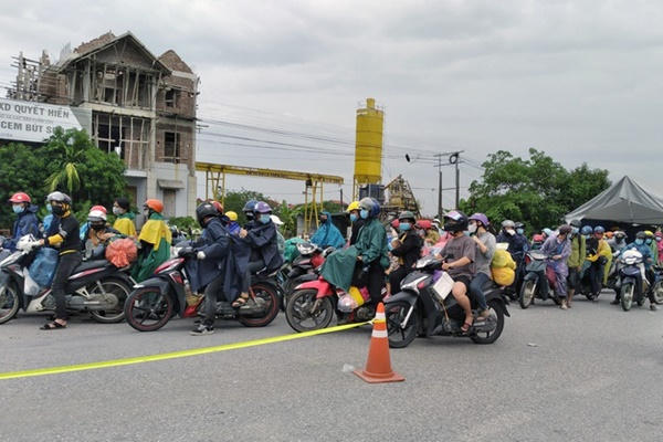 Lượng người từ các tỉnh phía Nam về quê qua địa bàn Hà Nội bắt đầu tăng mạnh từ sáng 5/10 (Ảnh: Tiến Nguyên).