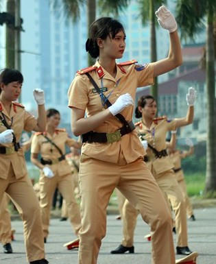 Nữ CSGT với những m&agrave;n v&otilde; thuật đẹp mắt, thu h&uacute;t mọi &aacute;nh nh&igrave;n.