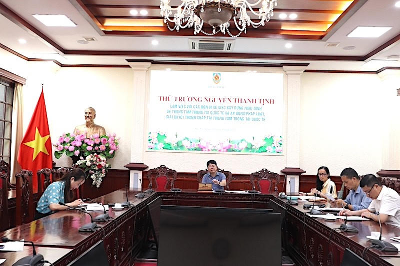 Thứ trưởng Bộ Tư pháp Nguyễn Thanh Tịnh chủ trì buổi làm việc với các đơn vị về việc xây dựng Nghị định về Trung tâm trọng tài quốc tế.