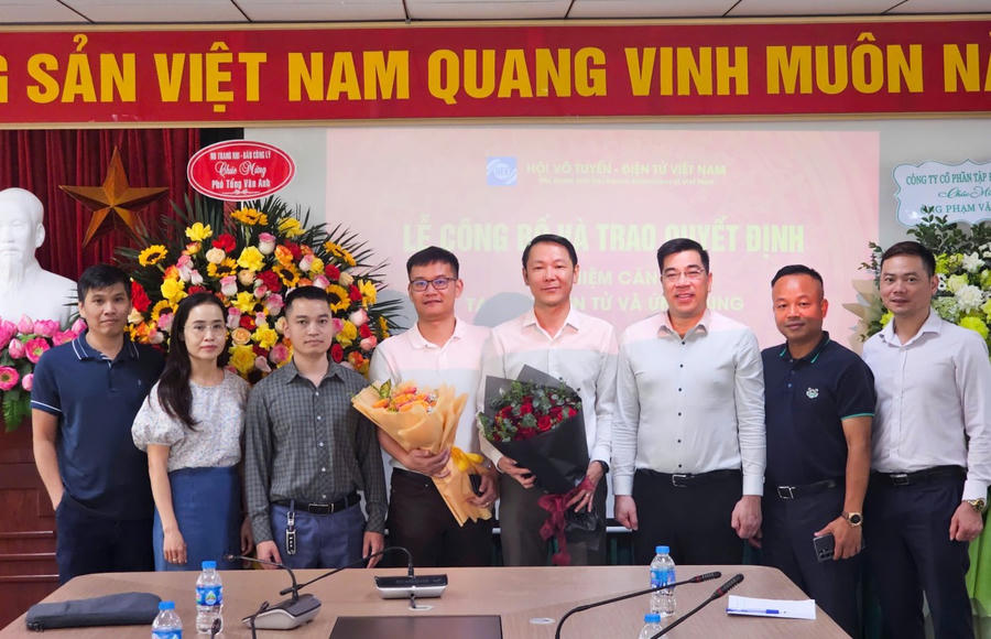 Tập thể cán bộ, phóng viên Tạp chí Điện tử và Ứng dụng tặng hoa chúc mừng 2 đồng chí được bổ nhiệm.