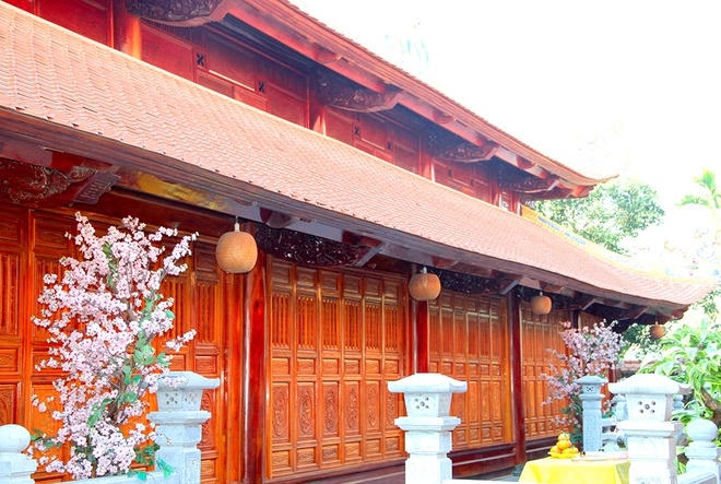 Các tòa điện lớn được thiết kế bằng gỗ quý, không gian bên ngoài cũng được chăm chút bởi cây cỏ, hoa lá.