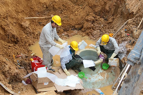 Đường ống nước sạch sông Đà gặp sự cố gần 20 lần, gây thiệt hại 13 tỷ đồng sau 6 năm đưa vào hoạt động. Ảnh: Bá ĐôĐường ống nước sạch sông Đà gặp sự cố gần 20 lần, gây thiệt hại 13 tỷ đồng sau 6 năm đưa vào hoạt động. Ảnh: Bá Đô