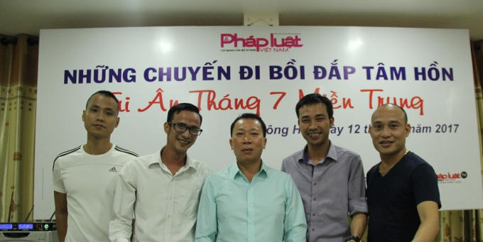 Tiến sĩ Đào Văn Hội - Tổng biên tập báo Pháp Luật Việt nam cùng Thạc sĩ Phạm Quốc Cường - Tổng thư kí tòa soạn Pháp luật Plus cùng các phóng viên vùng miền tham gia hành trình 'Tri ân tháng 7 miền Trung'.