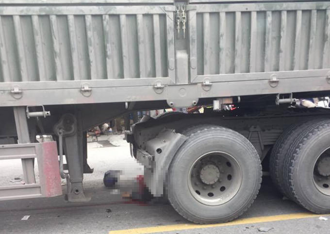 Một nạn nhân bị cuốn vào gầm xe tử vong tại chỗ.
