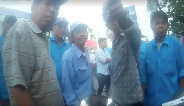 Rất nhiều tài xế xe ôm truyền thống ở hiện trường vụ việc. Ảnh: Cắt từ clip