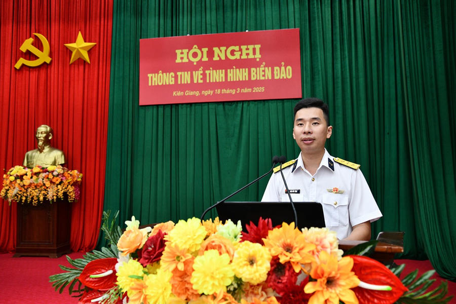 Báo cáo viên của Vùng 5 Hải quân thông tin về tình hình biển, đảo