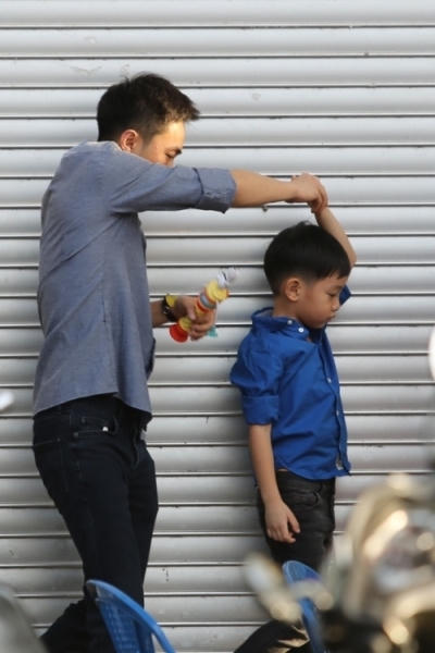 Cường Đô la chăm sóc cậu con trai của mình rất chu đáo. Ảnh: internet.