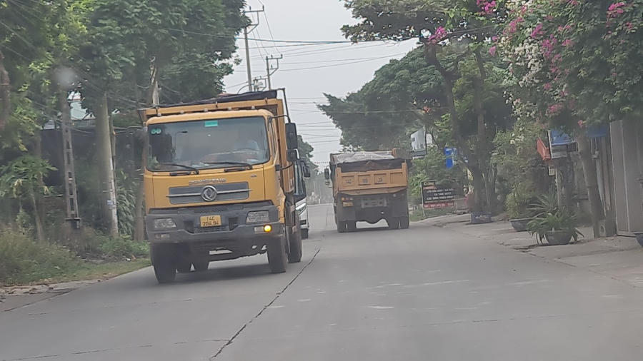 Sau khi ăn đất từ mỏ đất của Công ty CP gốm Đất Việt các hung thần đường phố này chạy nhanh, bấm còi inh ỏi trong khu dân cư.