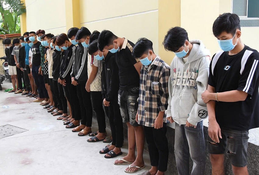 Các đối tượng liên quan đến vụ gây rối trật tự công cộng. Ảnh: Lê Hoài