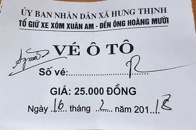 Trước đó vài ngày, vé gửi xe đền ông Hoàng Mười phát hành tấm vé có mệnh giá 25.000 đồng.