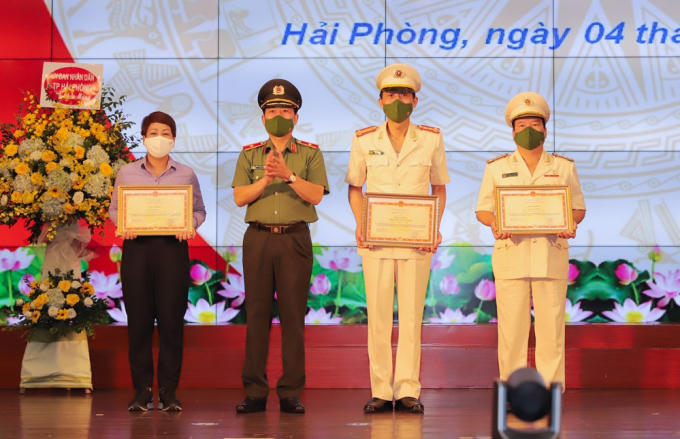 Bộ Công an tặng Bằng khen cho 01 tập thể và 02 cá nhân có thành tích xuất sắc.