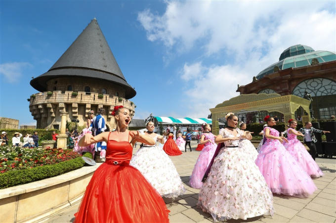 Còn với tất thảy du khách, carnival nghệ thuật đường phố đầy sôi động tại Sun World Ba Na Hills là những phút giây ấn tượng nhất, khi nghệ sỹ say hết mình trong những vũ điệu, và du khách như mê mải cuốn theo.