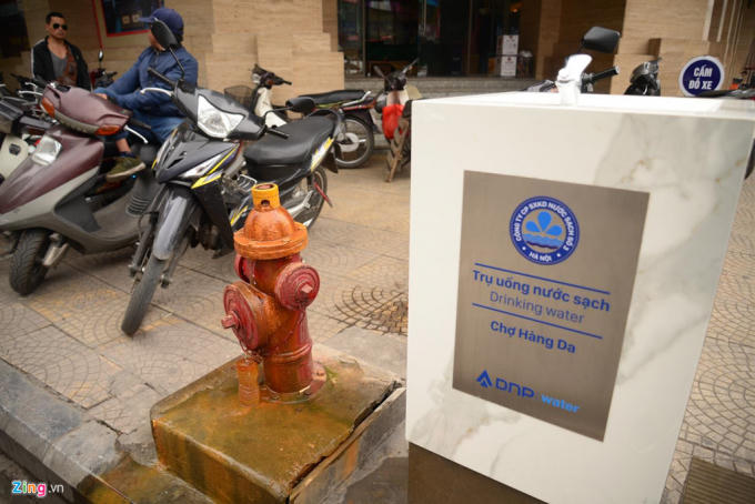 Ngay bên cạnh trụ nước hỏng là một họng nước chữa cháy có thể đã bị rò rit từ lâu, phần kim loại bên ngoài đã bị han rỉ, nước chảy nhiều ra xung quanh. Thậm chí, một số người dân vì thấy tiếc nên thường xuyên dùng nước rỉ ra để rửa tay.
