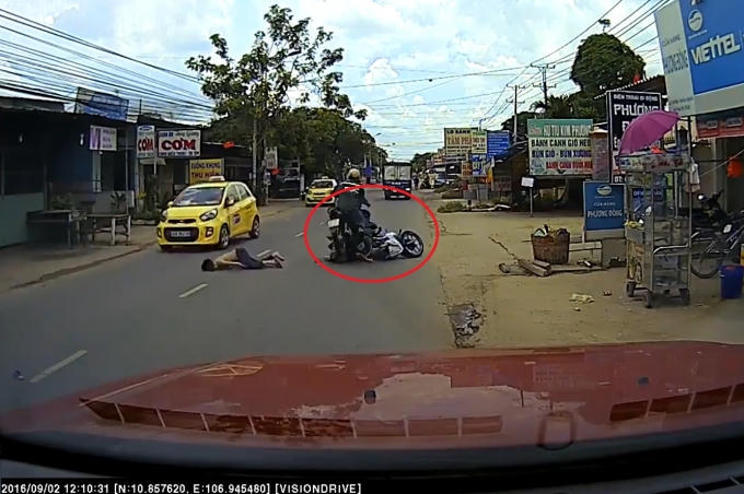 Sau va chạm với taxi, thanh niên bị xe máy đi ngược chiều đâm thẳng vào người.