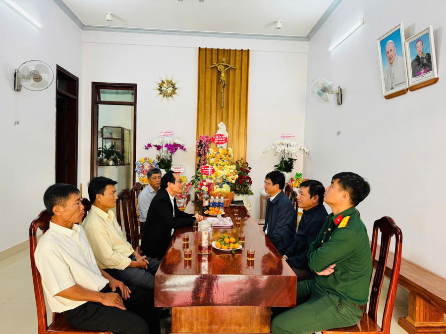 Chính quyền thị xã Buôn Hồ (Đắk Lắk) thăm hỏi các Giáo xứ trên địa bàn nhân dịp Giáng sinh