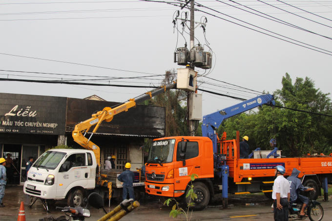Điện lực Củ Chi có mặt khắc phục sự cố.