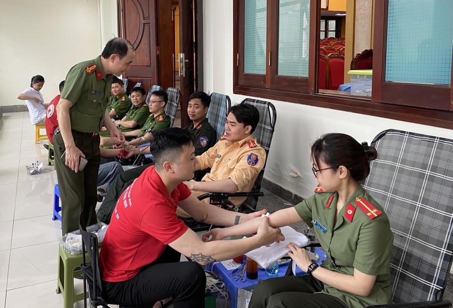 “Giọt hồng An ninh - Vì hạnh phúc Nhân dân lần thứ IV”.