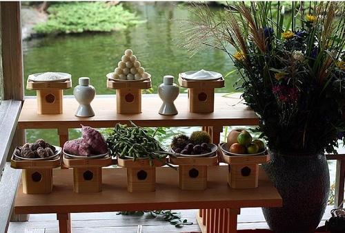 Nhật Bản: Ở Nhật, ngày lễ Trung thu được gọi là Tsukimi hoặc Otsukimi, có nghĩa là "ngắm trăng". Ra đời từ thời kì Heian với sự thịnh vương về kinh tế và phát triển rực rỡ về văn hóa tinh thần, lễ Tsukimi đã phản ánh phần nào quan điểm duy mĩ và gắn bó với thiên nhiên của xứ Phù Tang. Vào lễ Tsukimi, người Nhật chuẩn bị mâm cỗ thịnh soạn và tinh tế dâng lên trăng để thể hiện lòng thành kính với cái đẹp, và cũng dưới bóng trăng vàng ruộm của tháng Tám, gia đình bạn bè cùng quay quần bên nhau uống trà ăn bánh, chuyện tròn và ngâm thơ. Một mâm cỗ truyền thống cho lễ Tsukimi.