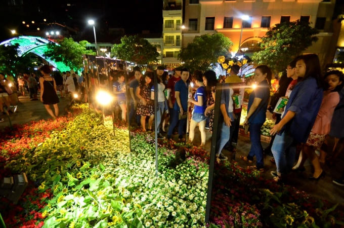 Đường hoa Nguyễn Huệ l&agrave; một hoạt động mang t&iacute;nh chất truyền thống của TPHCM thu h&uacute;t rất đ&ocirc;ng người d&acirc;n v&agrave; du kh&aacute;ch tham quan (Ảnh: Tư liệu)